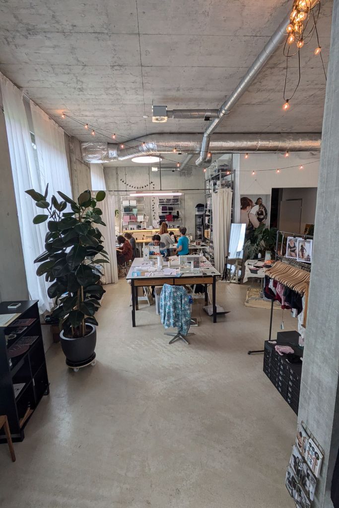 Das Foto zeigt das Studio mit Frauen, die am Workshop teilnehmen