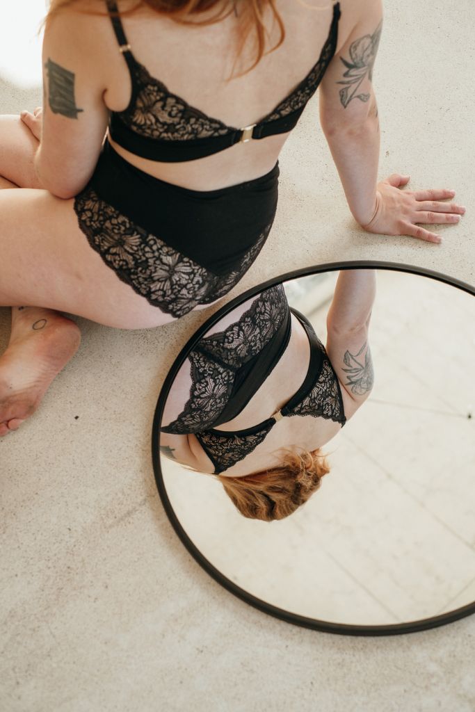 im runden Spiegel spiegelt sich das Alison Set von hinten aus Bralette und Slip