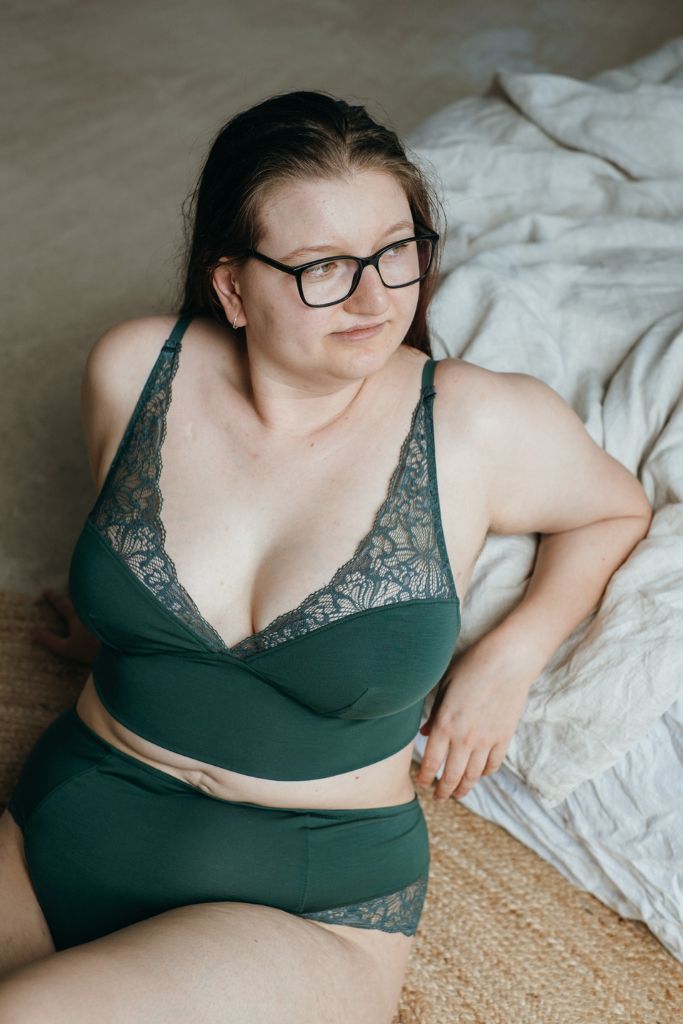 das Model zeigt das Sophie Set mit Trägern aus Spitze und den Rest aus Tencel Lyocell